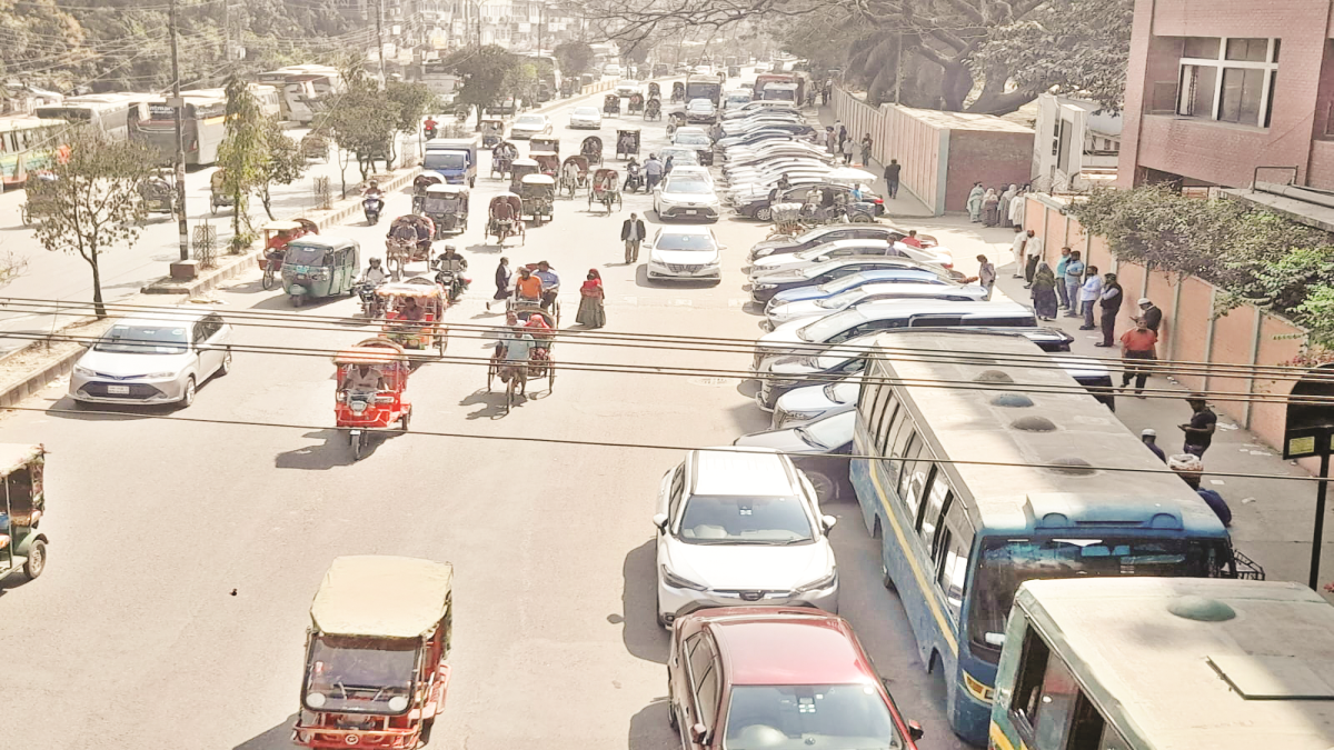 সড়কে বেড়েছে অবৈধ পার্কিং আইন মানছেন না কেউ